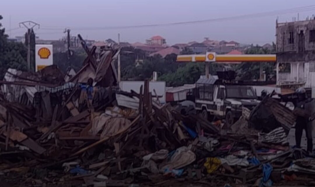 Conakry : en colère, des marchandes barricadent la route au niveau de Kobaya