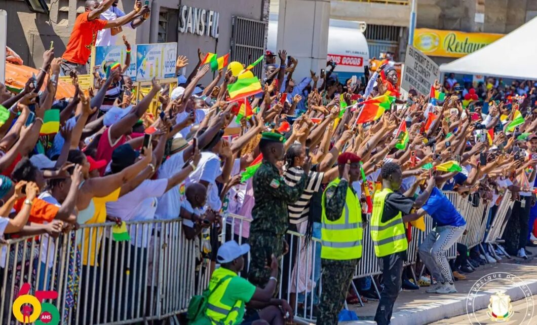 Fête de l’indépendance : Mamadi Doumbouya dépose une gerbe de fleurs à la place de Martyre