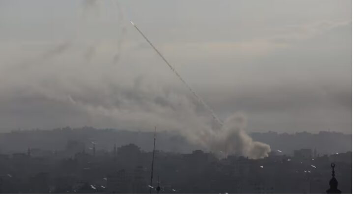 Proche-Orient : des tirs de roquettes depuis Gaza font un mort, la branche armée du Hamas annonce avoir déclenché une opération contre Israël