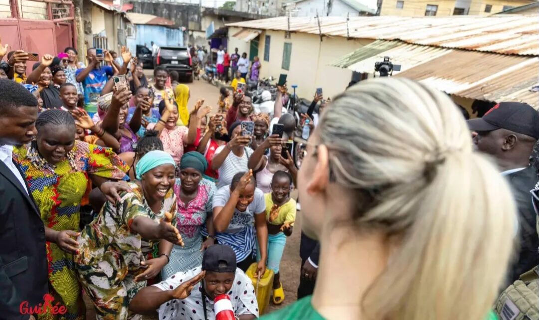 Appui à la jeune fille : la Première Dame dans les installations du centre KPAAF