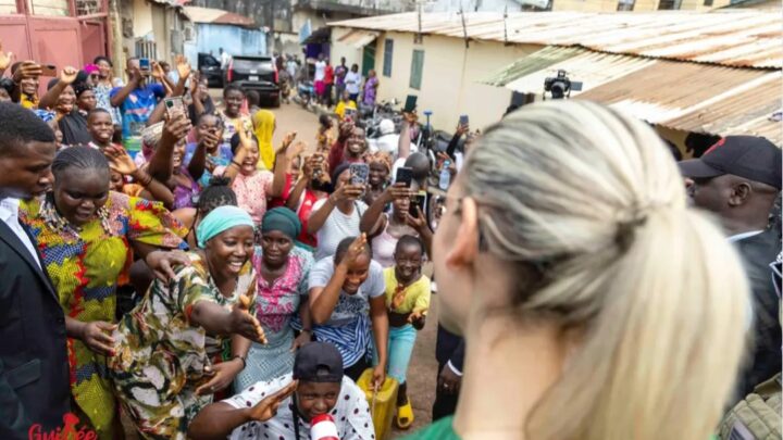 Appui à la jeune fille : la Première Dame dans les installations du centre KPAAF