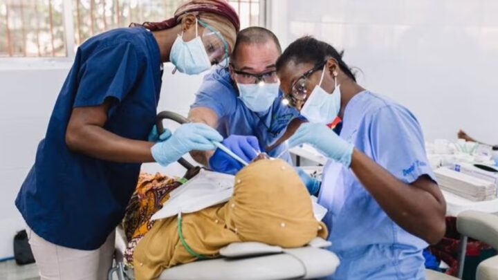 Il plaque tout aux Etats-Unis pour former des étudiants et rénover la seule école dentaire publique de Guinée