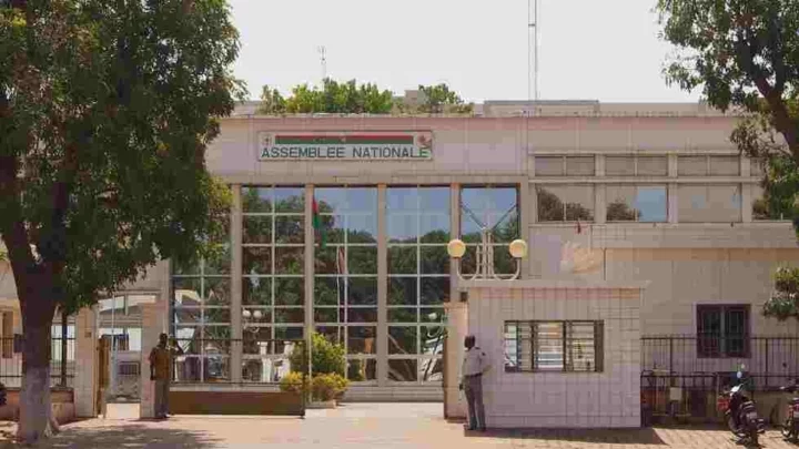 Burkina Faso: l’Assemblée adopte les modifications à la Constitution sur les langues et la justice