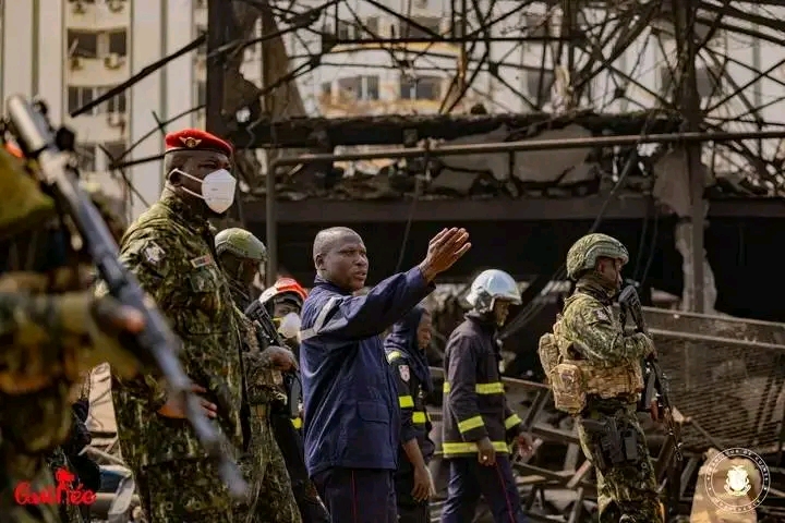 Colonel Mamadi Doumbouya sur le site du dépôt d’hydrocarbures