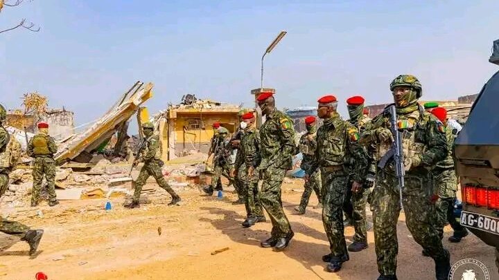 Jour de Nativité : Mamadi DOUMBOUYA au chevet des victimes de l&rsquo;explosion du dépôt de carburant et à cathédrale