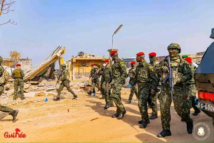 Jour de Nativité : Mamadi DOUMBOUYA au chevet des victimes de l&rsquo;explosion du dépôt de carburant et à cathédrale
