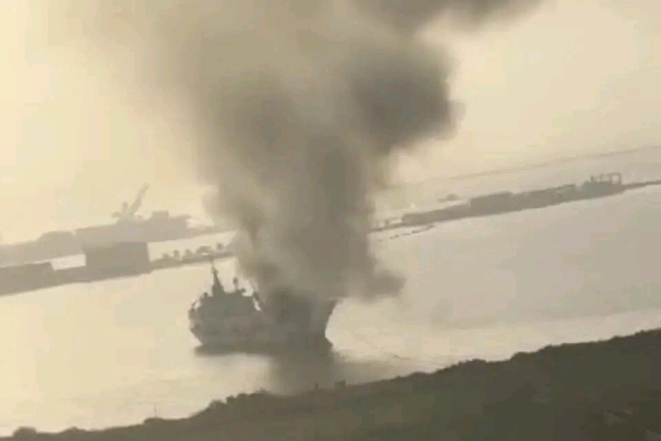 Urgent : un bateau en feu au large de Conakry