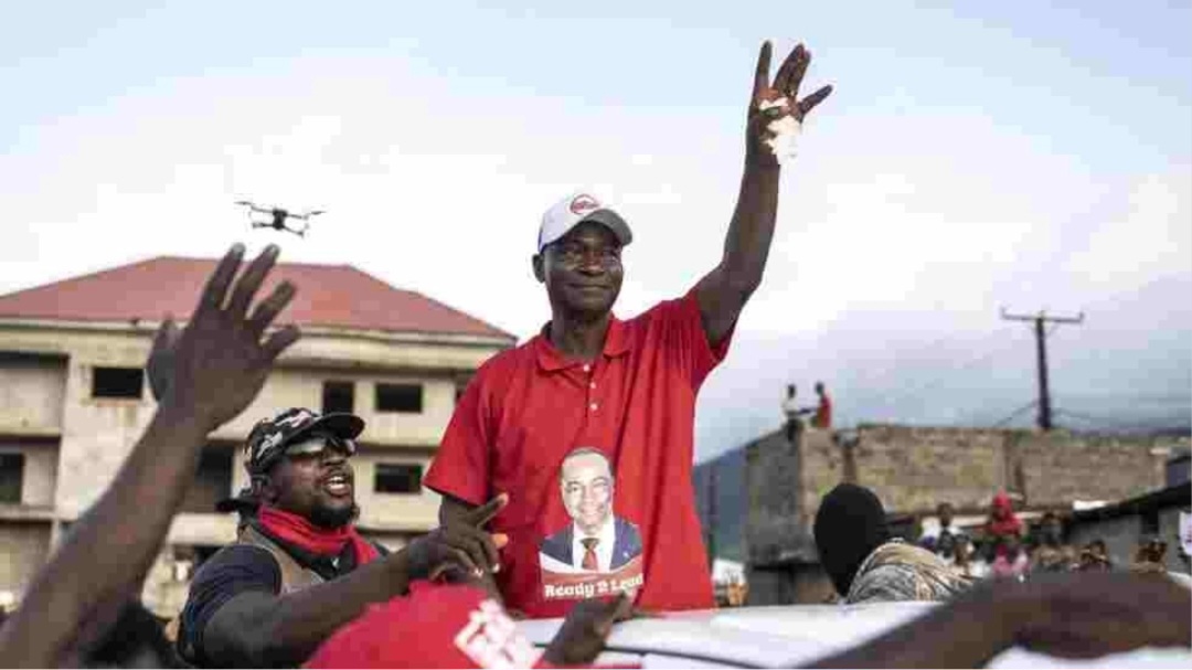 Sierra Leone: le chef de l’opposition Samura Kamara visé par un mandat d’arrêt