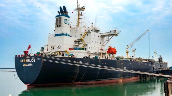 Un navire pétrolier au port  de Conakry : la fin du calvaire pour les Guinéens clame le gouvernement