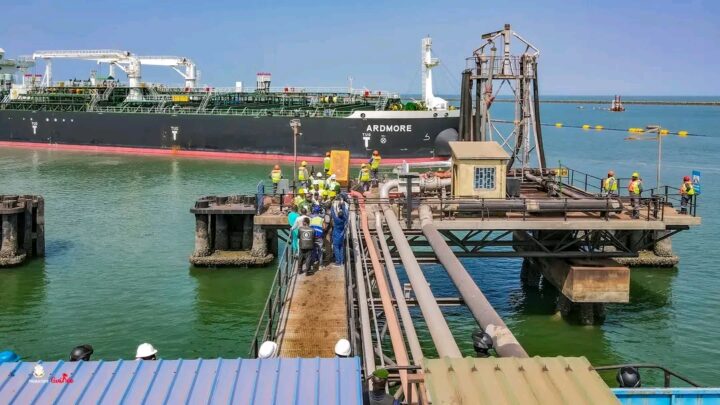 Guinée : un navire contenant 33 millions de litres d’essence dans le port de Conakry