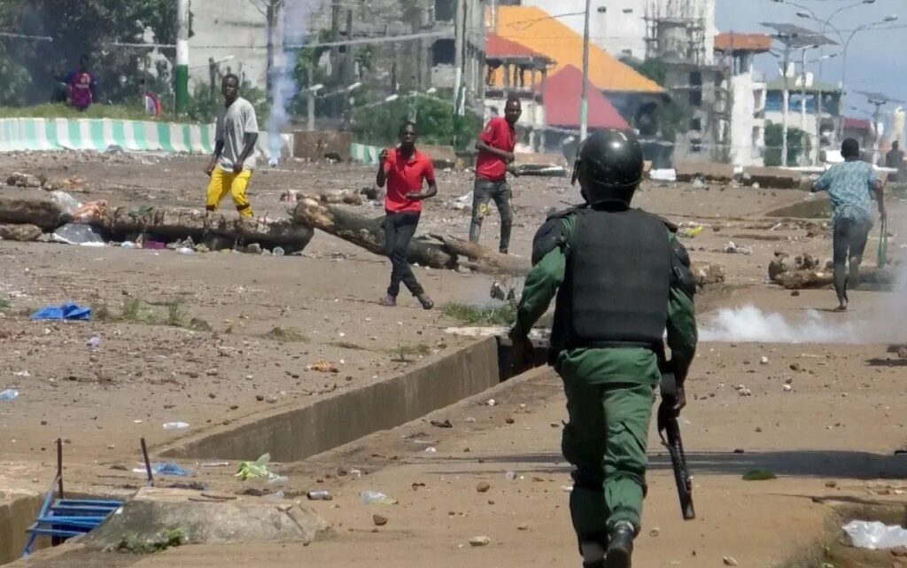 En Guinée, un « cycle de violences ininterrompu » poussent des dizaines de milliers de personnes à l’exil