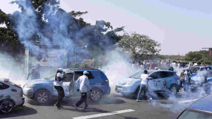 Report de la présidentielle au Sénégal : les gendarmes dispersent avec des lacrymogènes un rassemblement devant l’Assemblée à Dakar