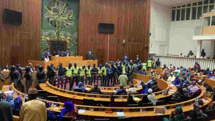 Sénégal : l’Assemblée nationale vote le report de la présidentielle au 15 décembre, après l’évacuation forcée des députés de l’opposition