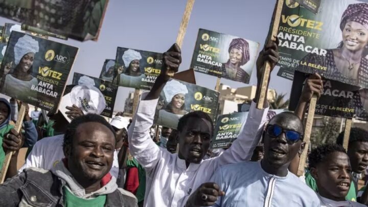 Sénégal : des centaines de manifestants réclament une présidentielle avant le 2 avril