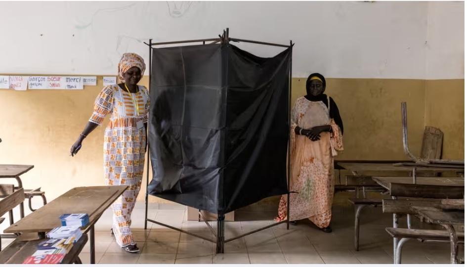 Présidentielle au Sénégal: un premier tour qui se déroule dans le calme à la mi-journée