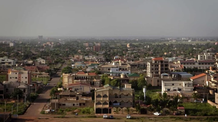 Burkina Faso: les «gilets rouges», un groupe de jeunes qui menacent les voix critiques du pouvoir