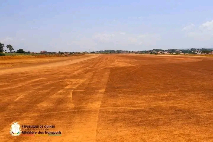 Transport : Ousmane Gaoual Diallo sur le chantier de l’aérodrome régional de Labé