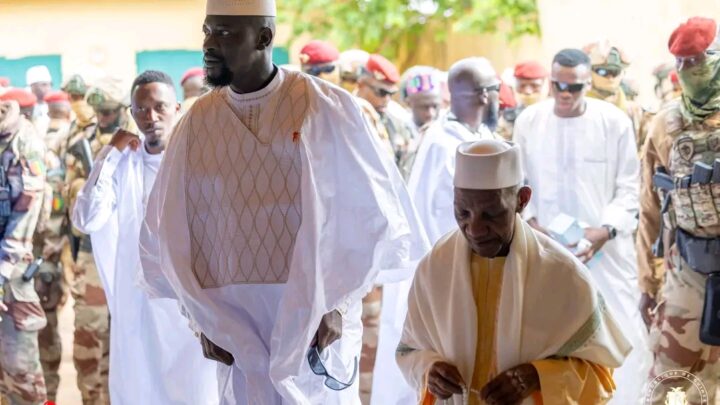 Célébration de l’Aid El Adha: Général Mamadi Doumbouya accompli ses obligations religieuses à Kankan