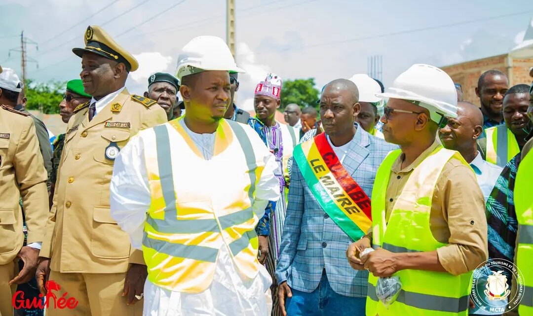 Labé : Moussa Moïse SYLLA visite les chantiers du village artisanal et de l’hôtel Tinkisso