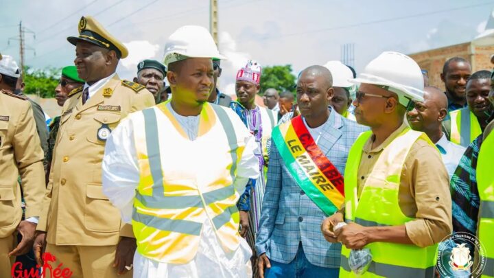 Labé : Moussa Moïse SYLLA visite les chantiers du village artisanal et de l’hôtel Tinkisso