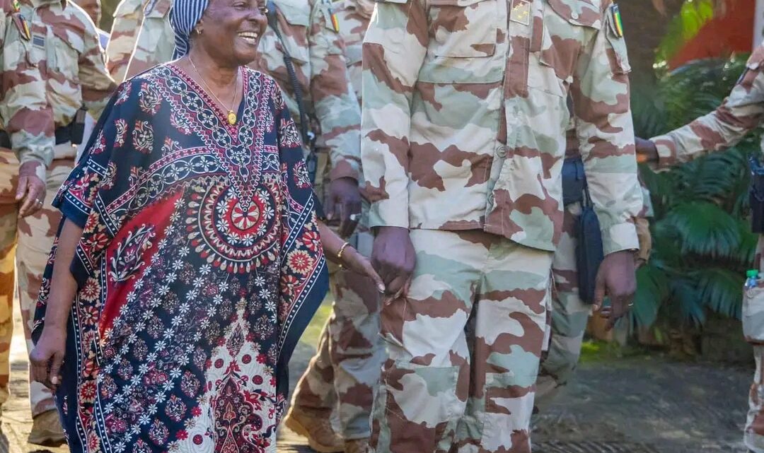 Visite de courtoisie du Général Mamadi Doumbouya chez Hadja Aïcha Bah: un geste de grandeur et de l’altruisme ( DCI-PRG)