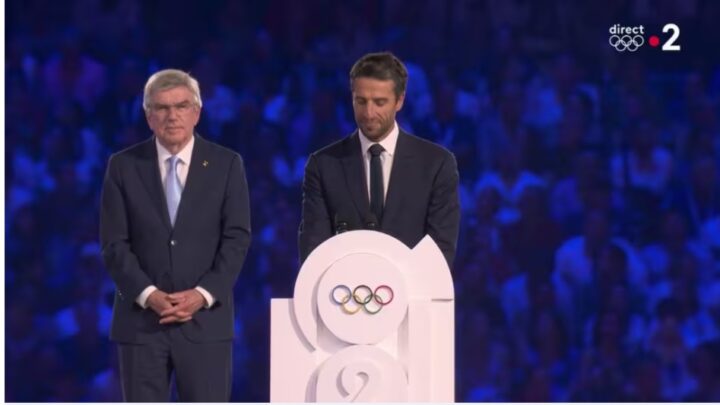 « On a eu envie de rêver, on a eu Léon Marchand », lance Tony Estanguet lors de son discours pour la cérémonie de clôture des Jeux olympiques