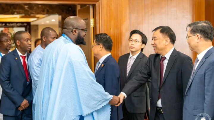 Djiba Diakité, Ministre Directeur de Cabinet de la Présidence, Président du Comité Stratégique de Simandou et Président de l’accord-cadre sino-guinéen, rencontre le Président de la Commission Nationale de Réforme et Développement de Chine (NDRC) à Pékin.