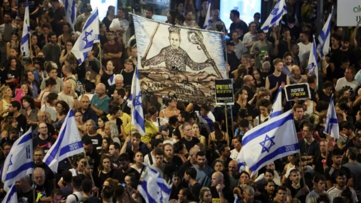 « Pour ramener des gens vivants, il faut un accord » : en Israël, des dizaines de milliers de manifestants pour la libération des otages et contre le gouvernement