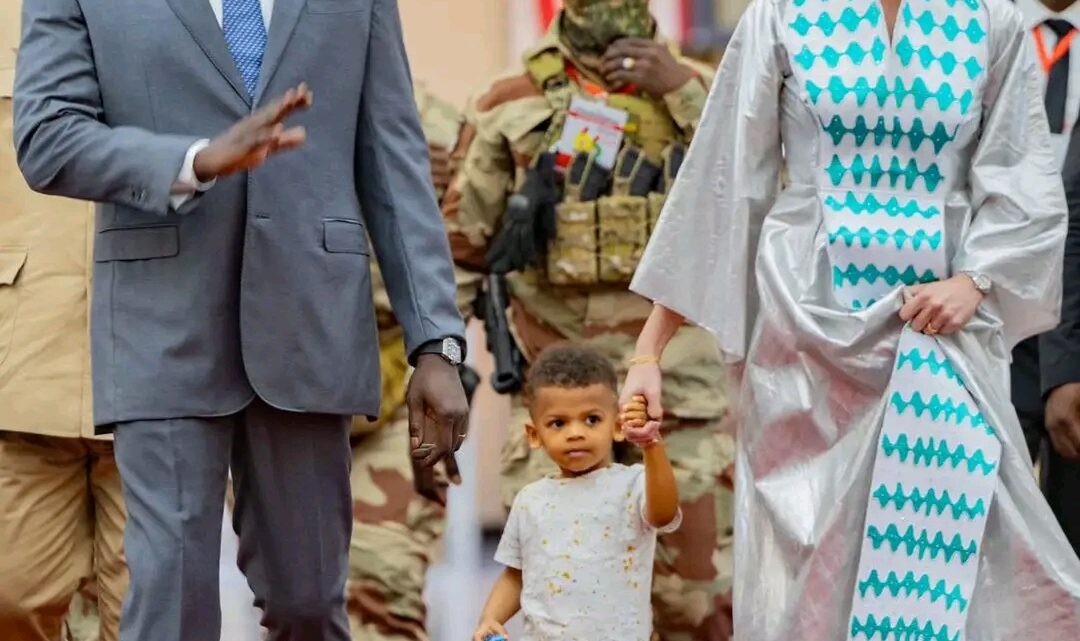 Général Mamadi Doumbouya offre un banquet après le parade militaire