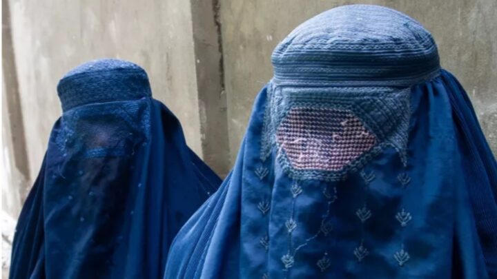 En Afghanistan, les talibans interdisent désormais aux femmes de se parler entre elles