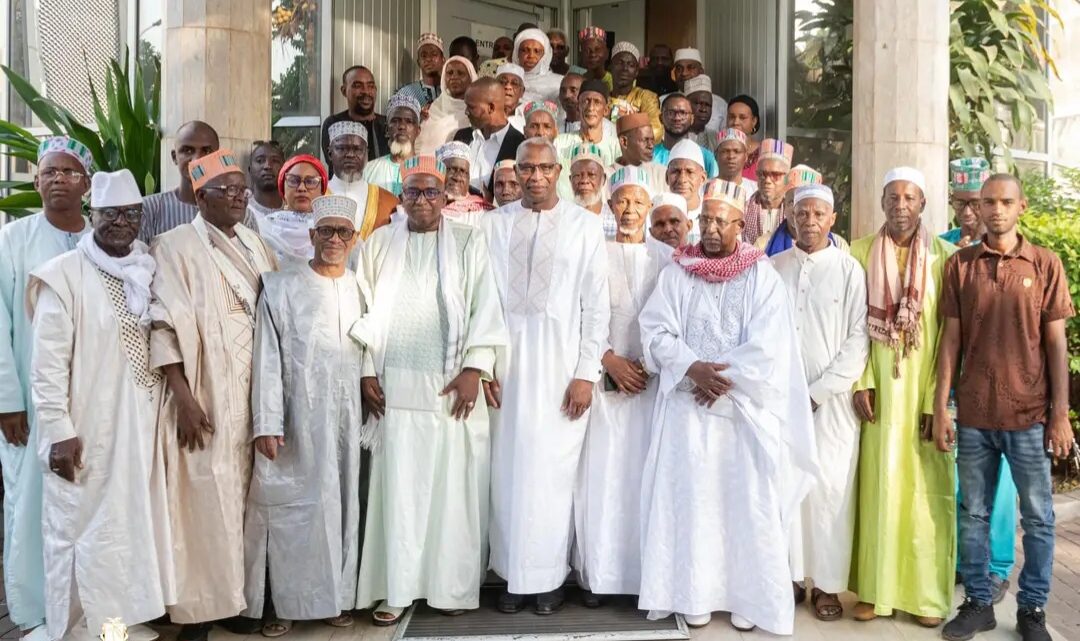 Bah Oury confère avec les sages de Télemilé