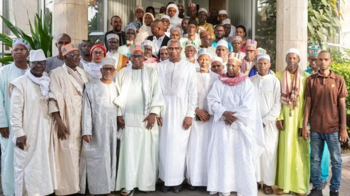 Bah Oury confère avec les sages de Télemilé