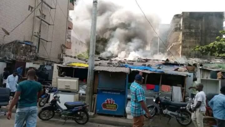 Un incendie en cours à Kaloum