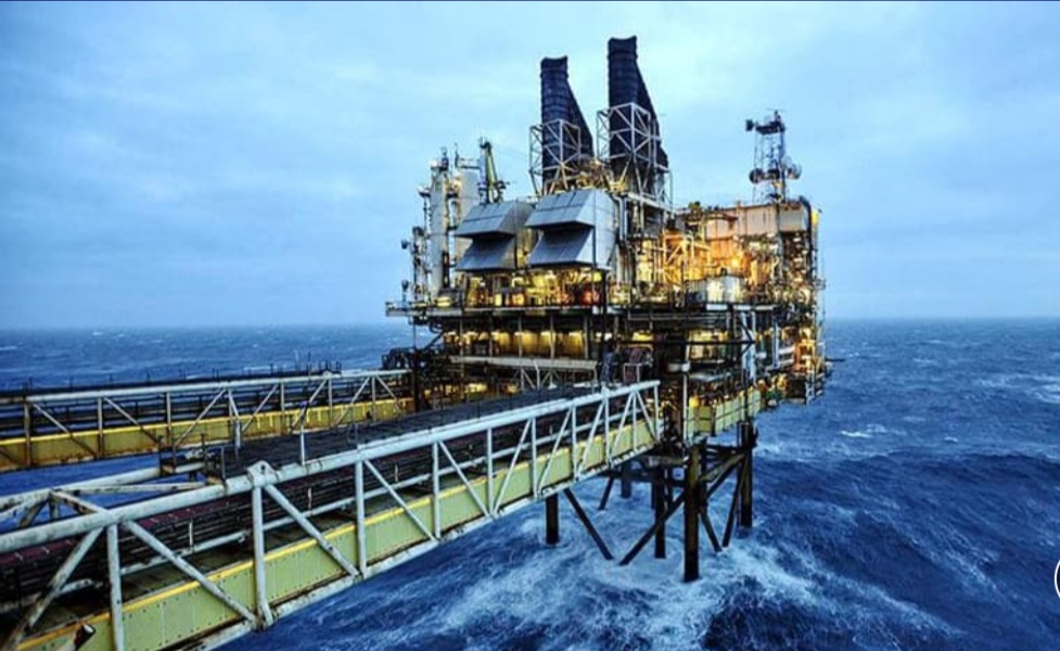 Pétrole: le baril de Brent passe sous les 60 dollars, au plus bas depuis quatre ans