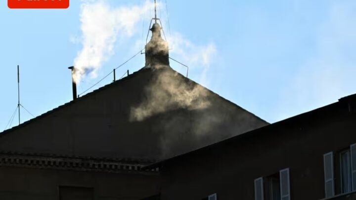 Fumée blanche au-dessus de la chapelle Sixtine, les cardinaux ont désigné un nouveau pape