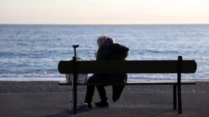 « Ils ont enlevé ma mère » : une femme de 82 ans tombe sous le charme d’un brouteur et part vivre en Afrique