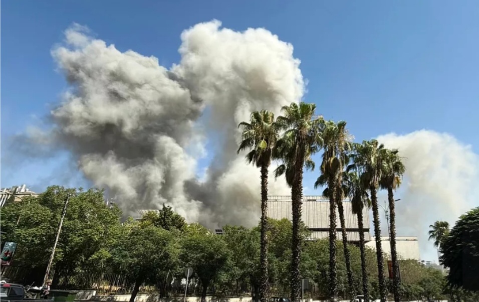 Syrie : le palais présidentiel ciblé par des frappes israéliennes, l’État hébreu promet des «coups douloureux»