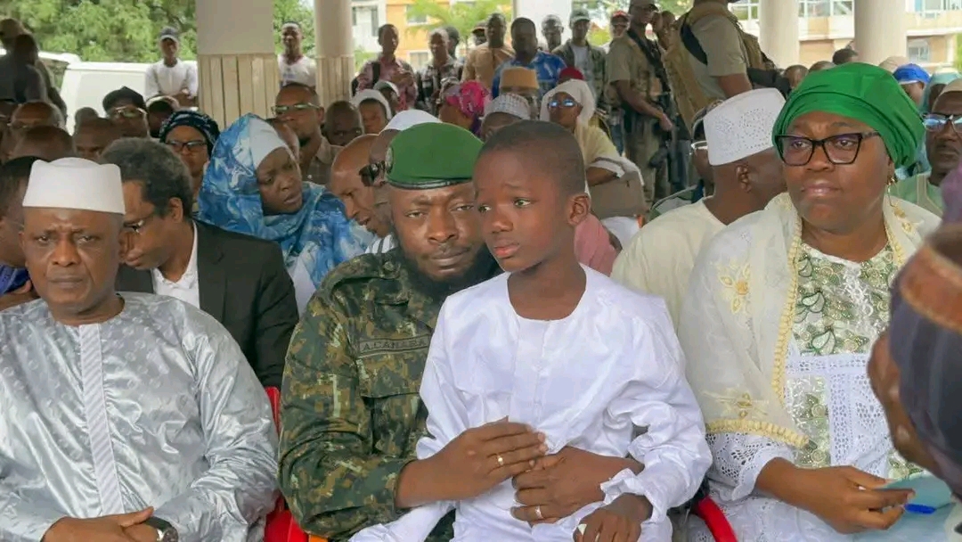 Obsèques de Daouda Taban Sylla : Mamadi Doumbouya promet un toit, prend en charge les études des enfants et l’élève au rang de chevalier de l’ordre national du mérite