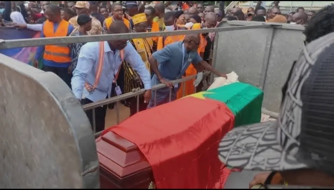 Obsèques d&rsquo;Alino Faso : L’influenceur burkinabè inhumé à Ouagadougou après son décès en détention en Côte d’Ivoire