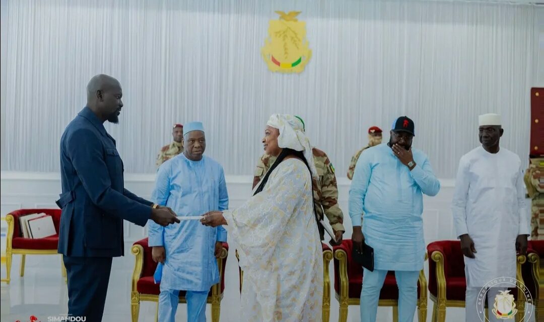 Palais Mohammed V : 16 nouveaux ambassadeurs présentent leurs lettres de créance au Président Mamadi Doumbouya