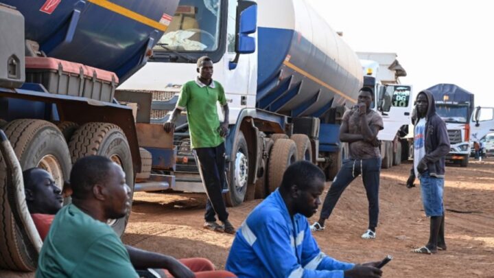 Carburant de « sang »: ces chauffeurs routiers qui défient la mort pour ravitailler Bamako