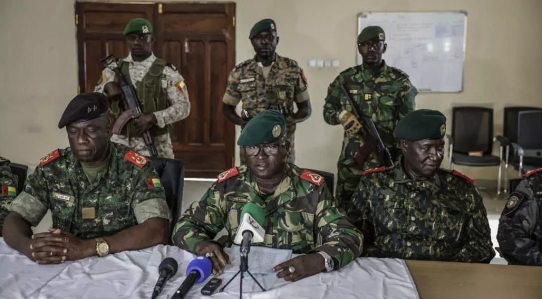 Guinée-Bissau : la junte militaire libère six opposants un mois après le coup d’État