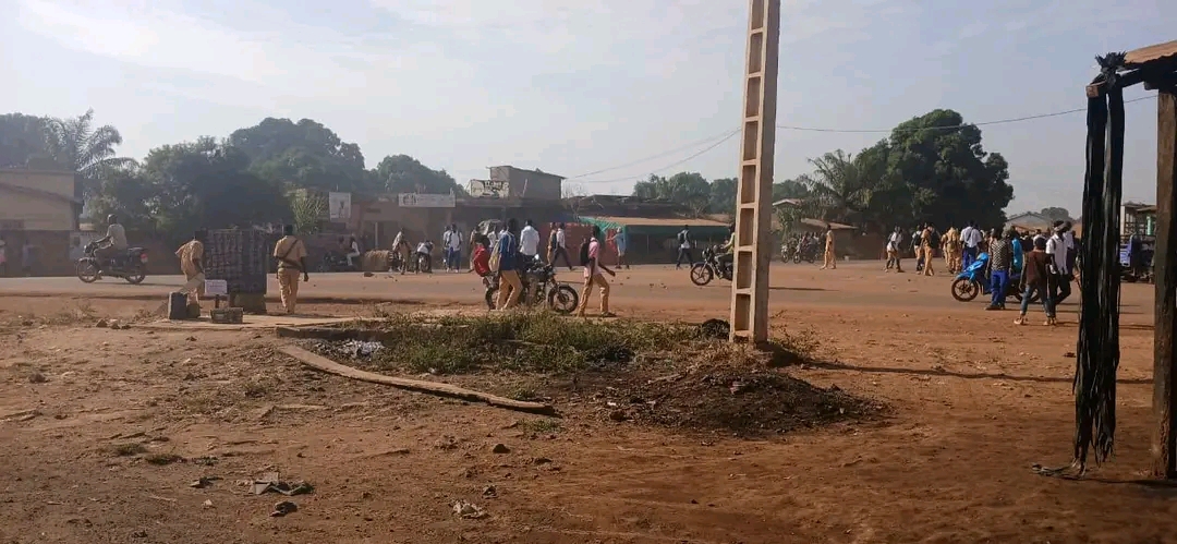 Tirs et patrouilles militaires à Sonfonia, Conakry, à la veille de l&rsquo;élection présidentielle