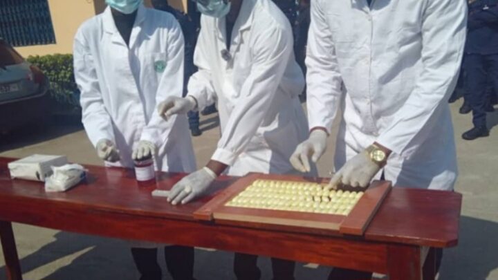 Guinée : Une femme arrêtée à l’aéroport pour trafic international de cocaïne, 1,19 kg saisis