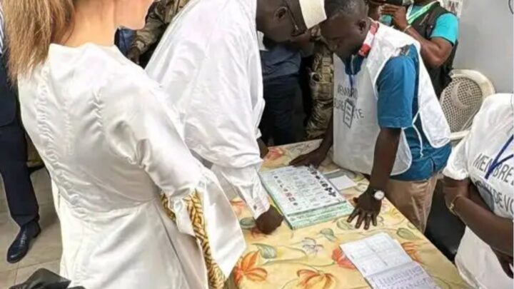 Guinée : Mamadi Doumbouya élu président malgré le boycott de l’opposition