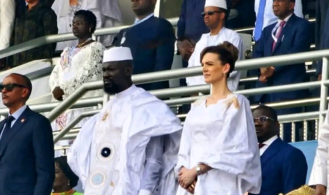 Mamadi Doumbouya prête serment devant des chefs d’État étrangers