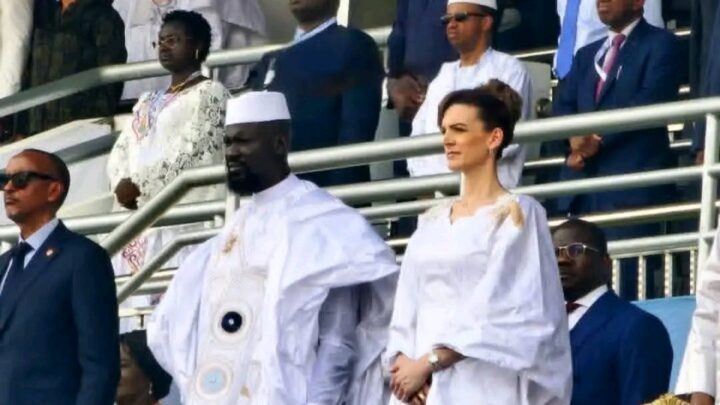 Mamadi Doumbouya prête serment devant des chefs d’État étrangers