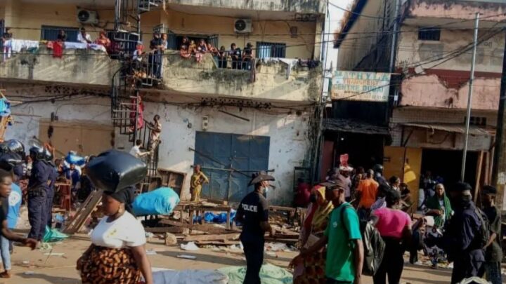 Opération de déguerpissement à Conakry : la police nationale à l’offensive au marché Avaria