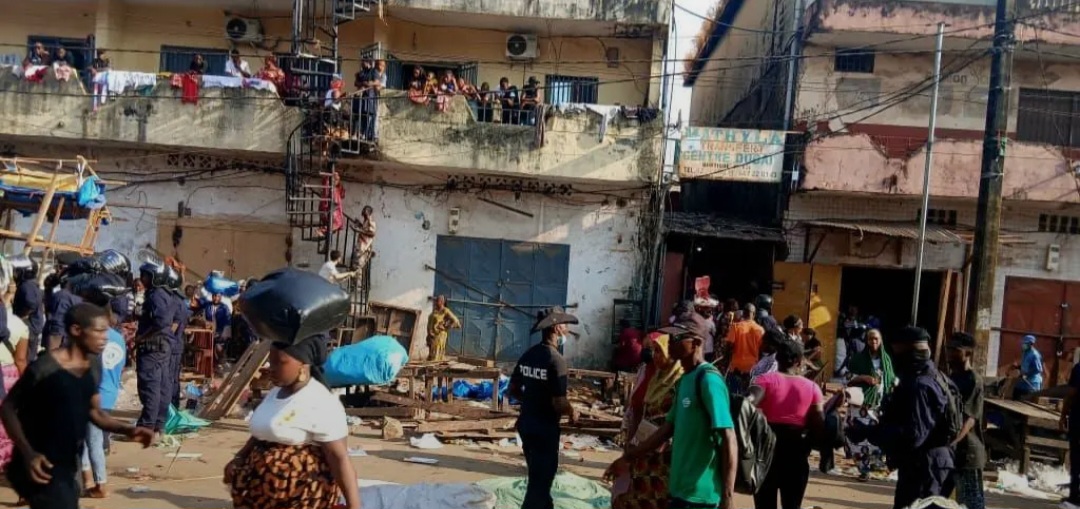 Opération de déguerpissement à Conakry : la police nationale à l’offensive au marché Avaria