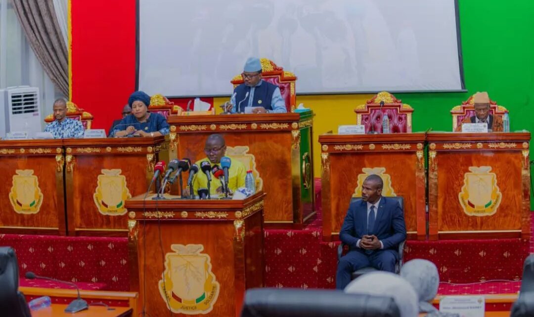 Guinée : le CNT adopte une loi organique sur les privilèges et la protection des anciens chefs de l’État